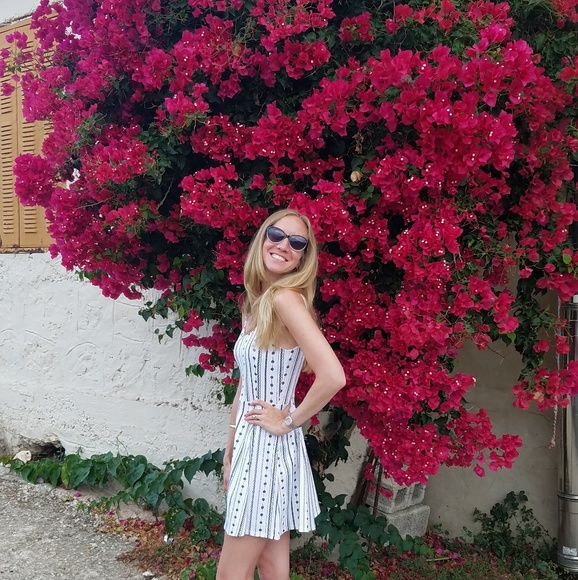 Meet your Posher, Erin - Picture 1 of 2